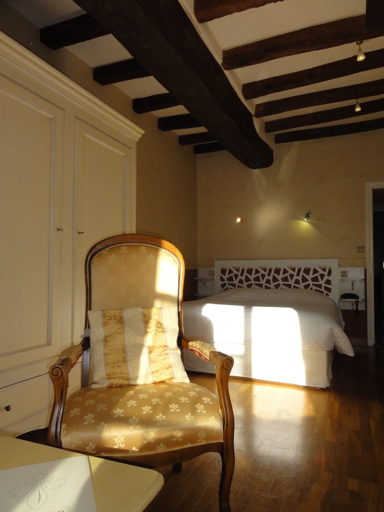 MANOIR DE LA GIRAUDIERE 2/42