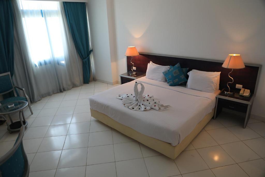 Junior Suite, Pool or Side Sea View