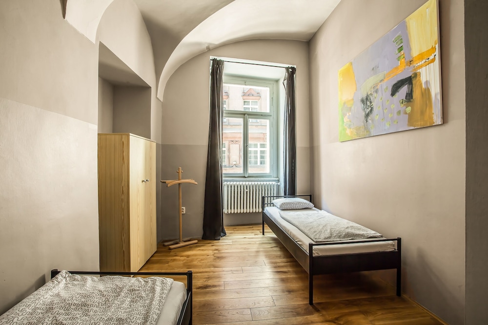 Ahoy Hostel 8/40