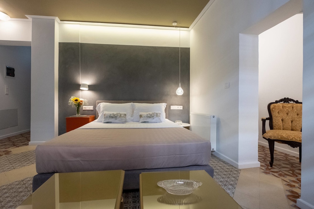 Athenian Yard Suites 13/50
