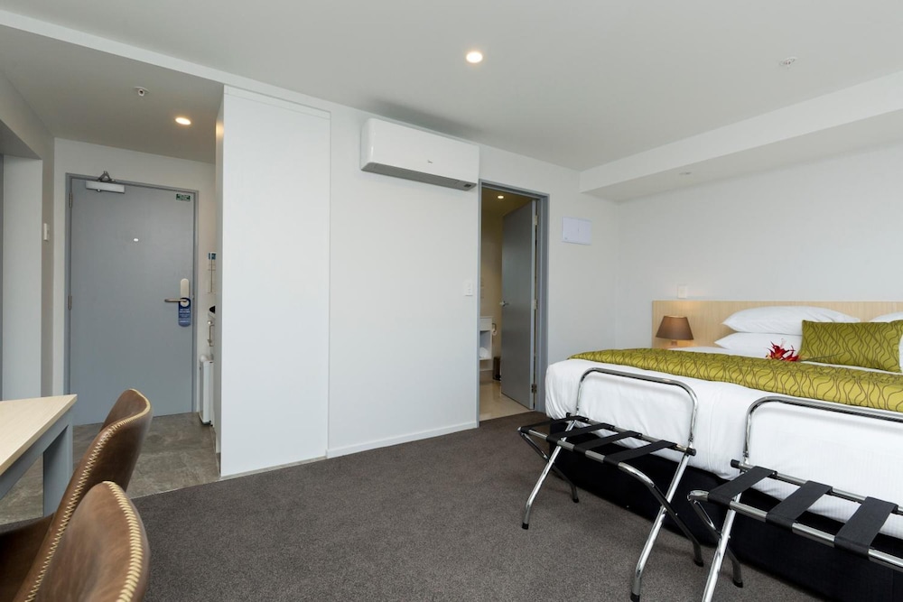 2 On Whiteleigh Motel 46/59