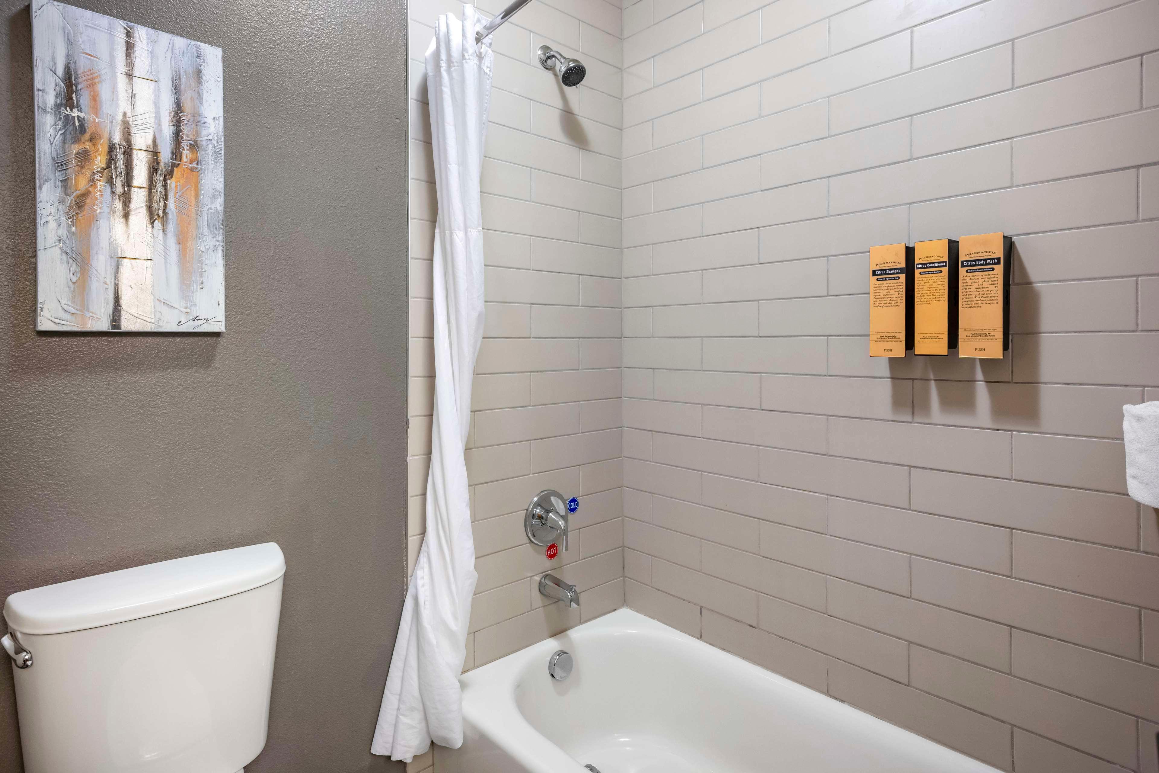غرفة بسرير كوين، Best Western Plus Peppertree Airport Inn 5/5