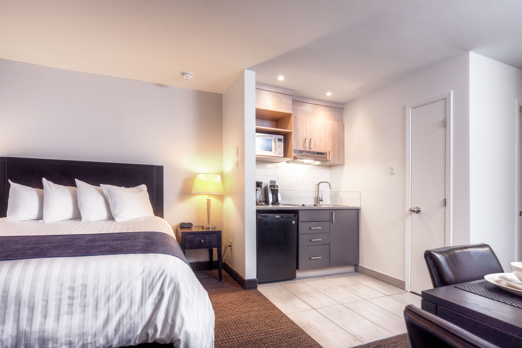 STUDIO, QUEEN BED, SOFA