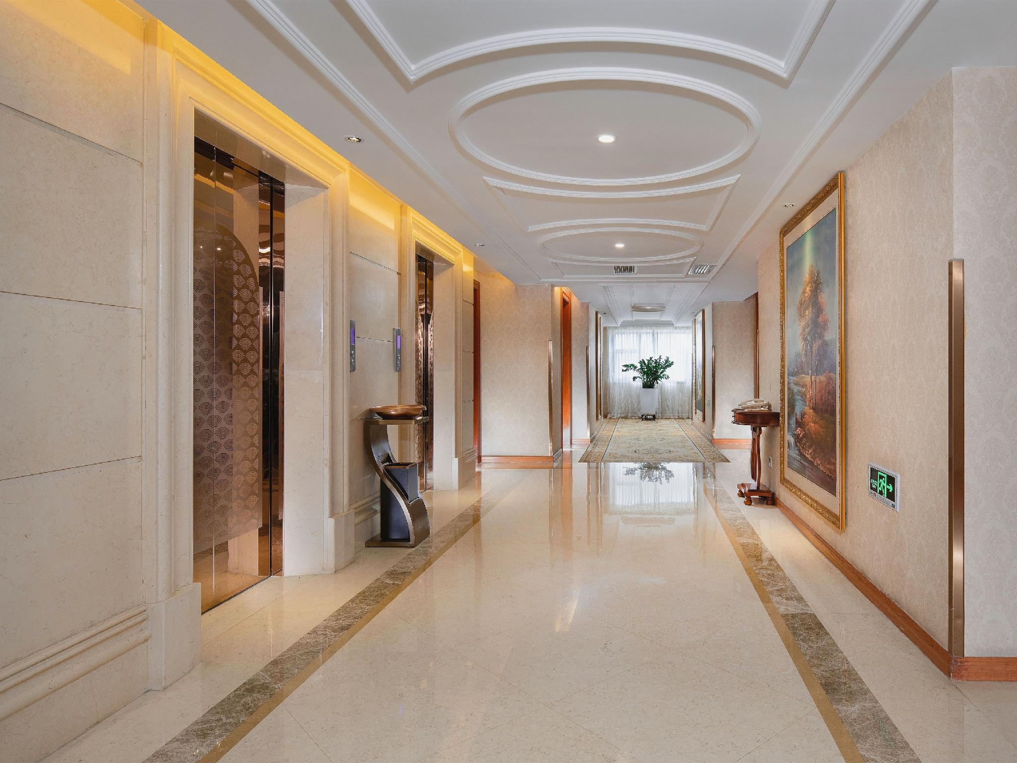 Vienna International Hotel (Shenzhen Bantian Huancheng South Road) 15/35