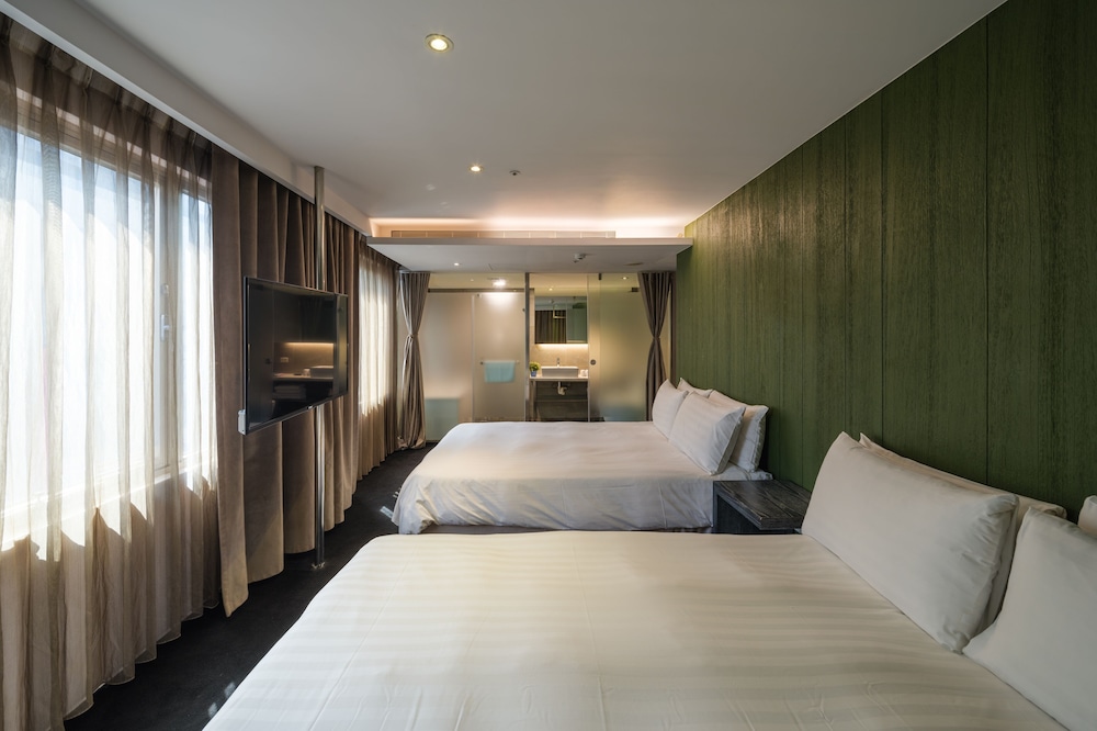 DELUXE, QUADRUPLE, 2 DOUBLE BEDS, BATHTUB