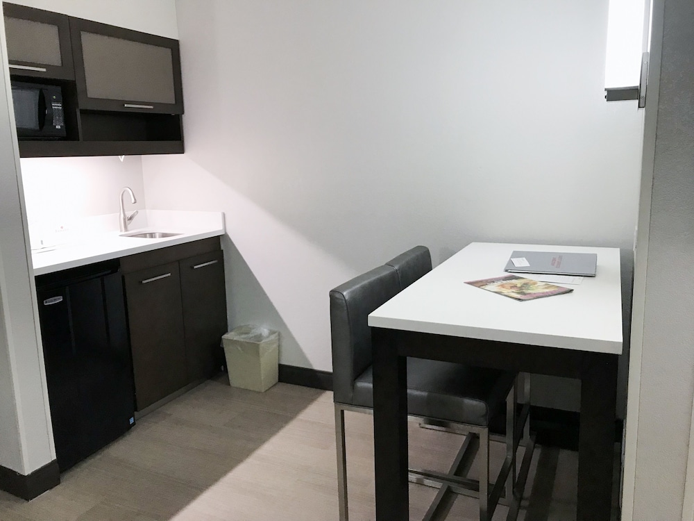 Ramada by Wyndham Suites Orlando Airport 42/56