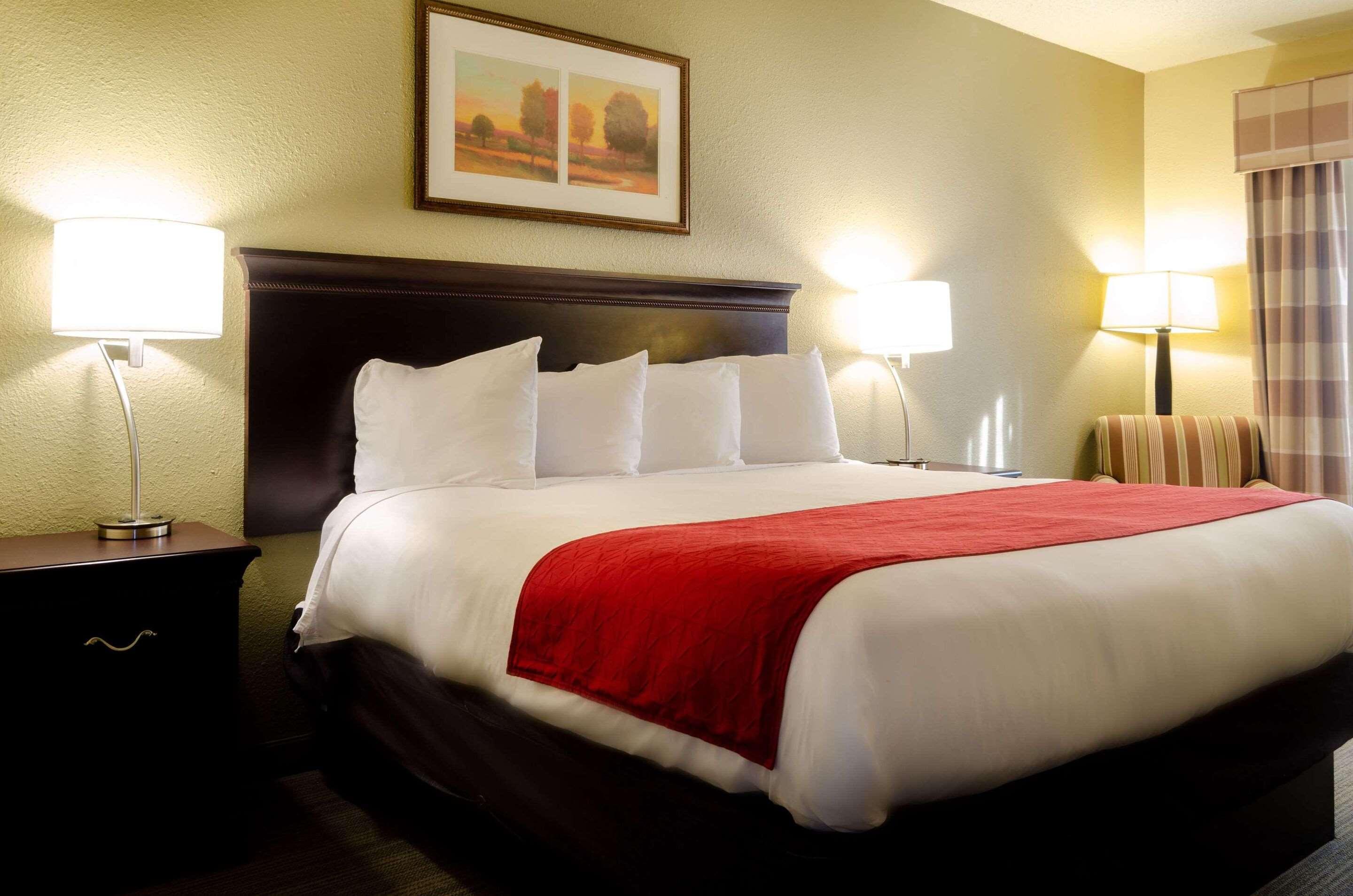 SUITE, QUEEN BED