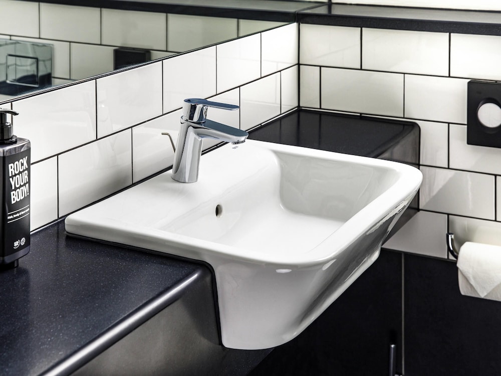 ibis Wakefield East Castleford 45/45