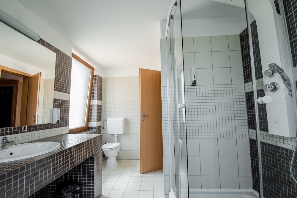 Oxford Inns Suites 45/45