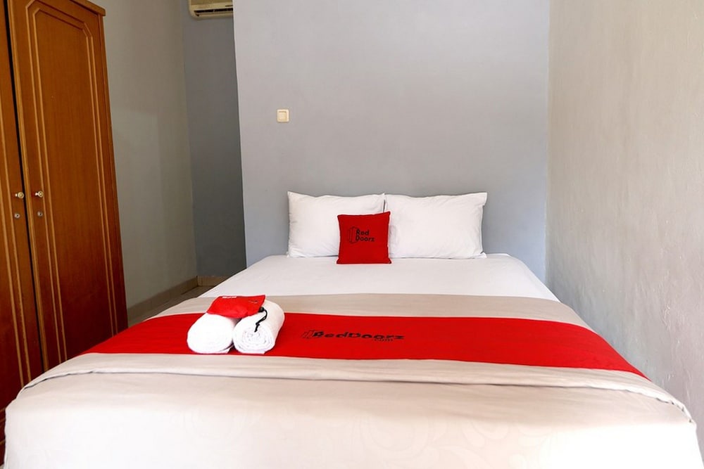 RedDoorz Plus at Karet Pedurenan 3 17/49