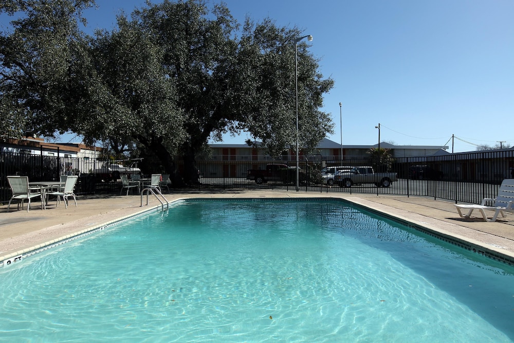 Americas Best Value Inn Uvalde 5/31