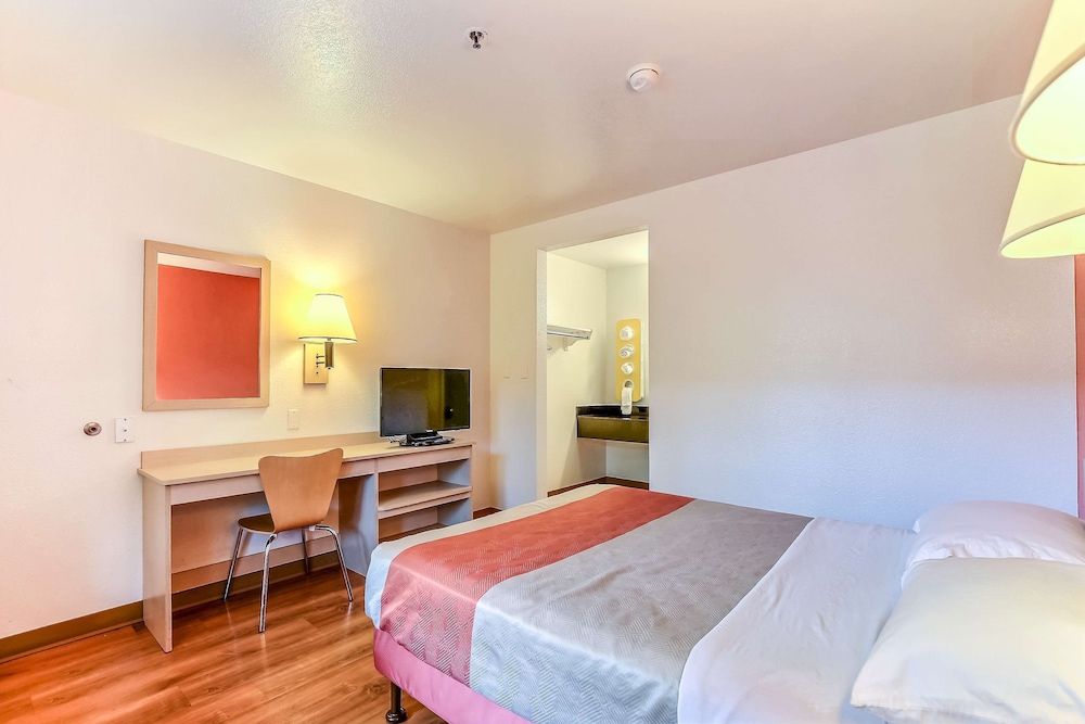 Motel6 Pinole, CA 28/40