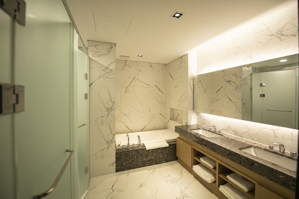 J-one Hotel and Resort 38/41