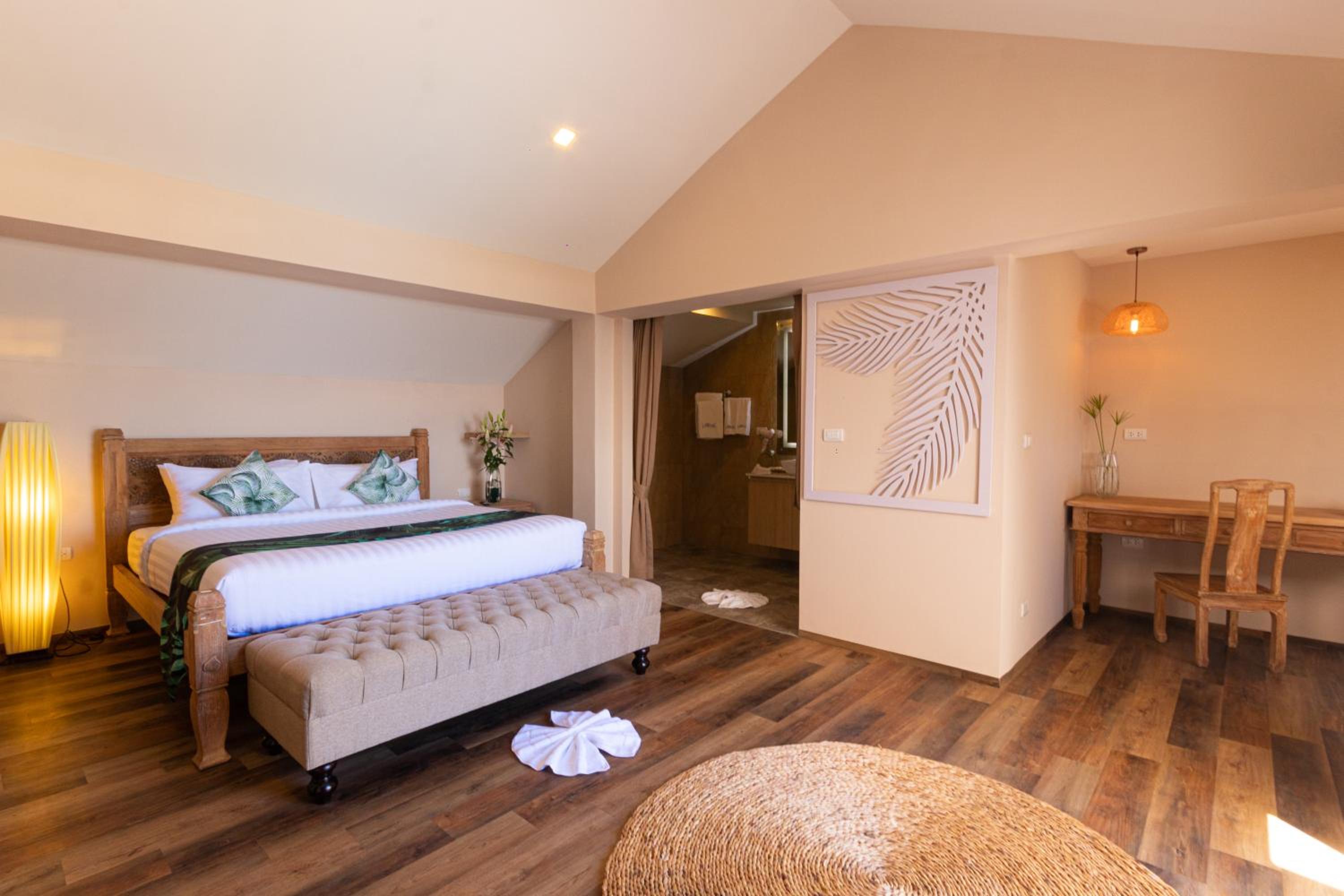 Deluxe, Double Bed, Side Sea View