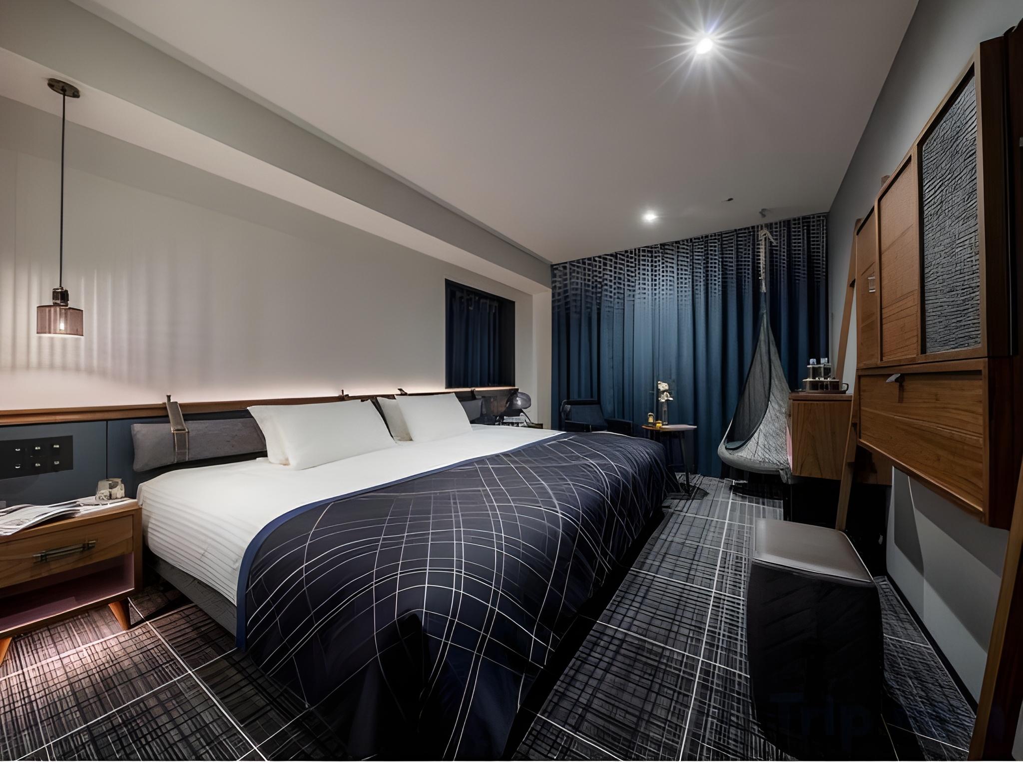 Hollywood, Double Bed, City View