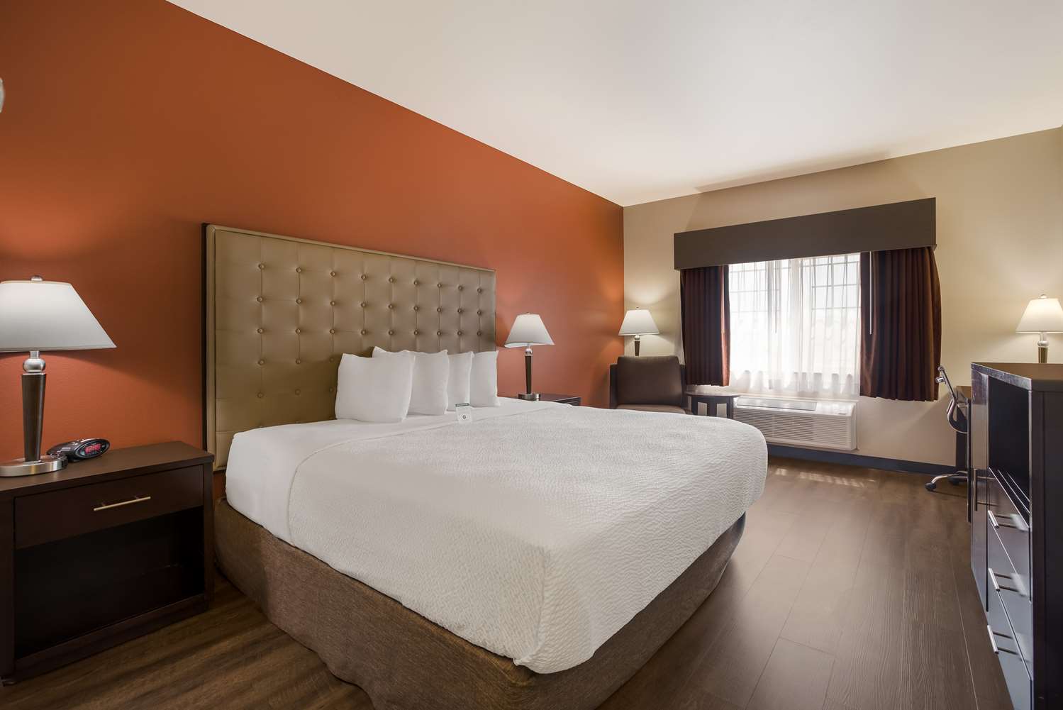 غرفة بسرير كينج يُسمح فيها بالحيوانات الأليفة، Best Western Northwest Lodge 3/4