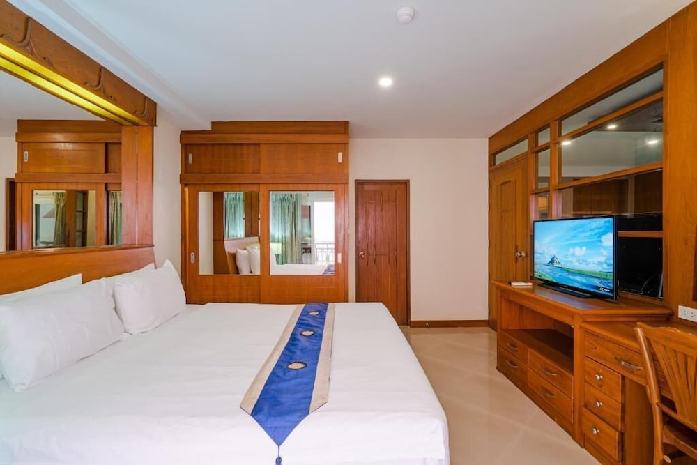 The Whitehouse Condotel 5/40