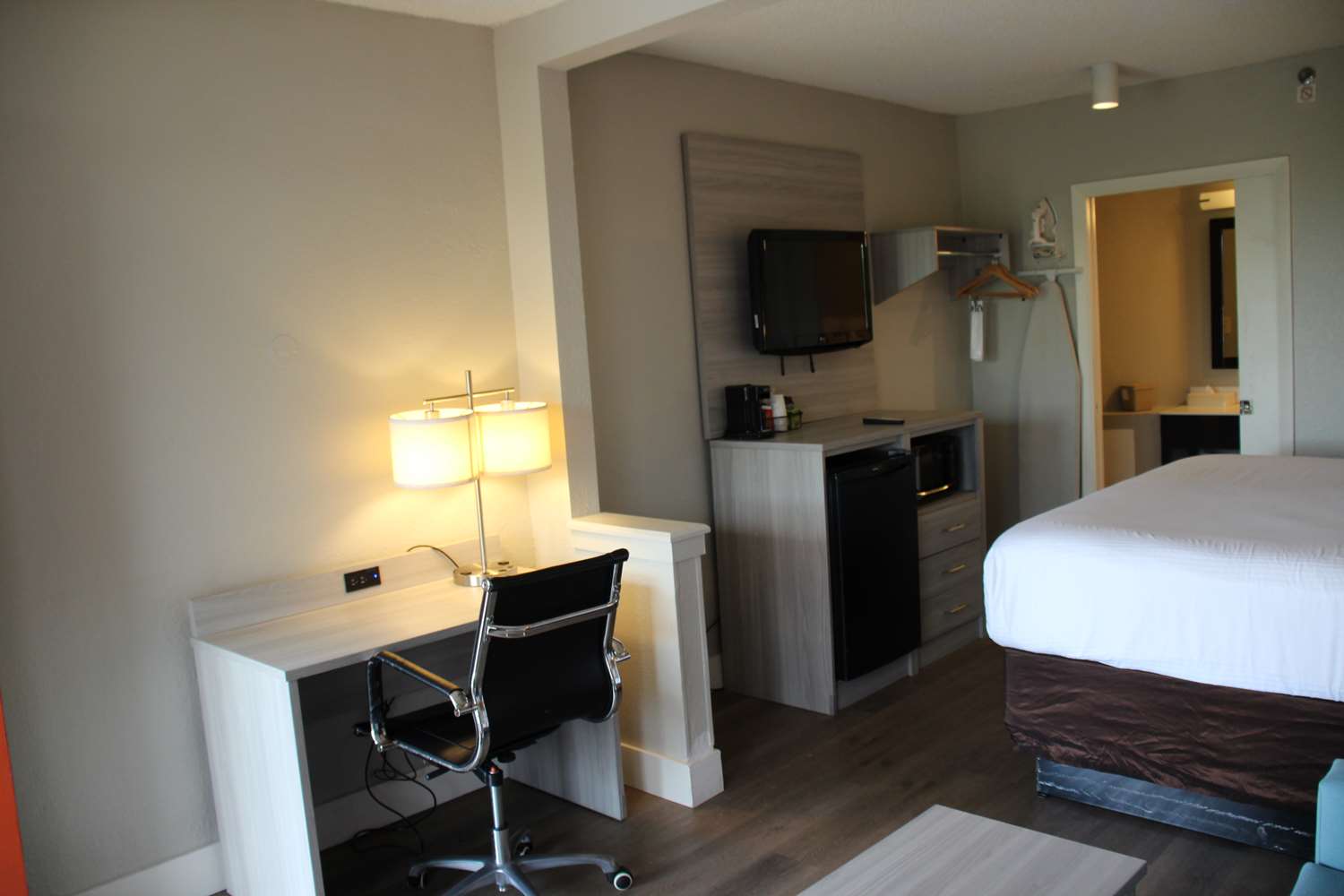 غرفة بسرير كينج بشرفة، Boca Suites Deerfield Beach, SureStay Collection by Best Western FL 6/8