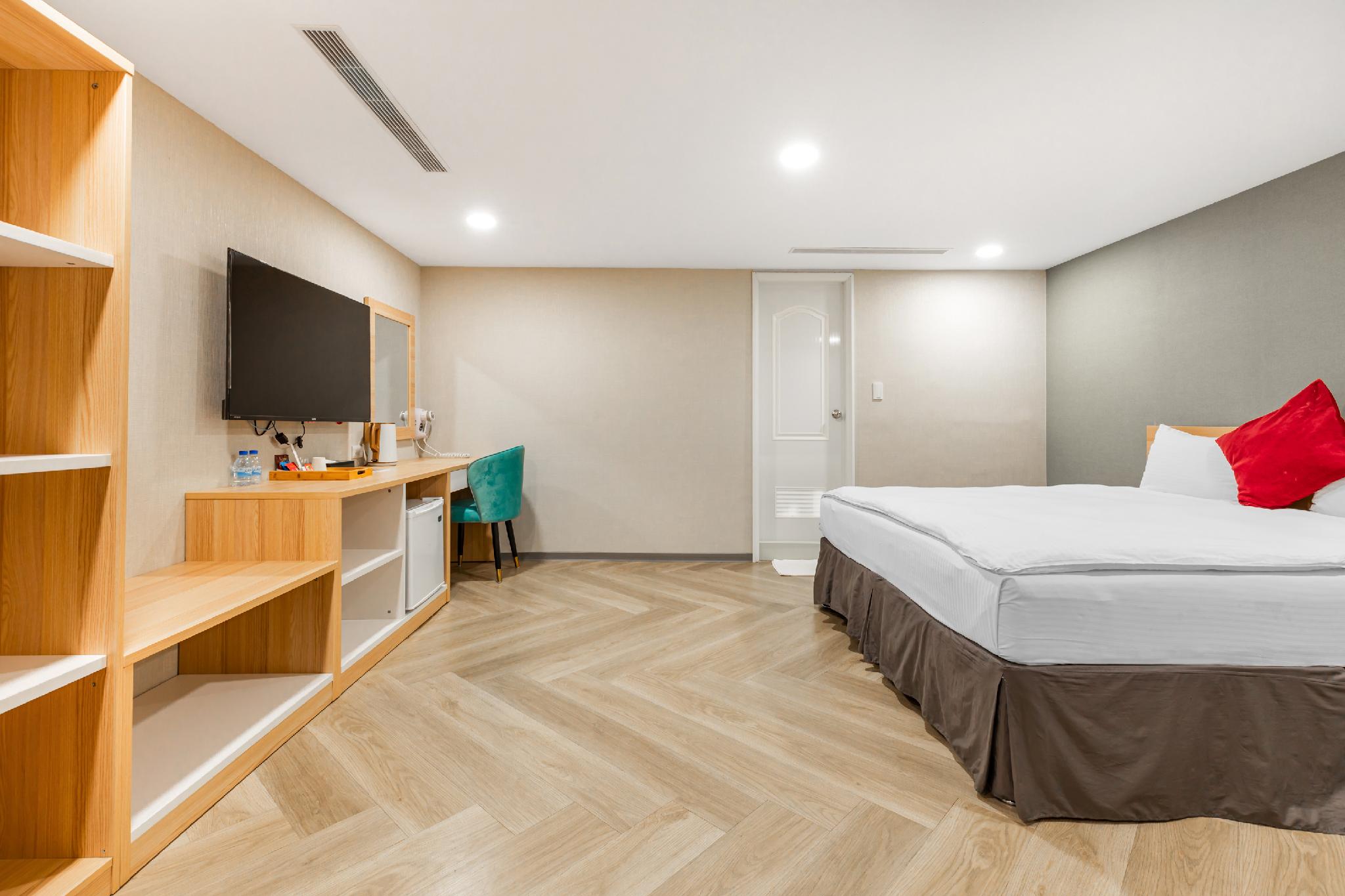 Cityscape, Deluxe, King Bed