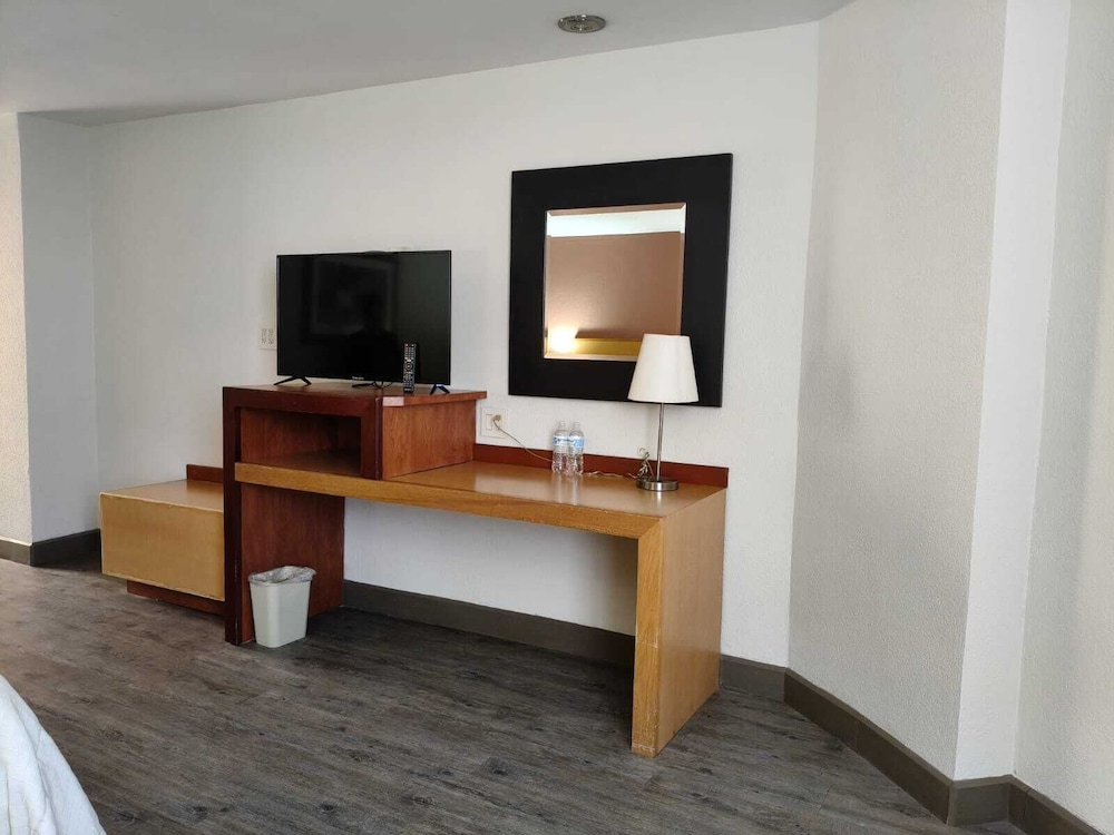 Hotel Mirabel 9/63