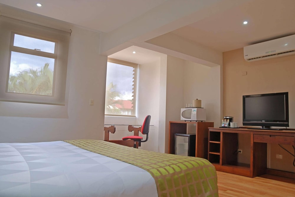 ROOM, KING BED