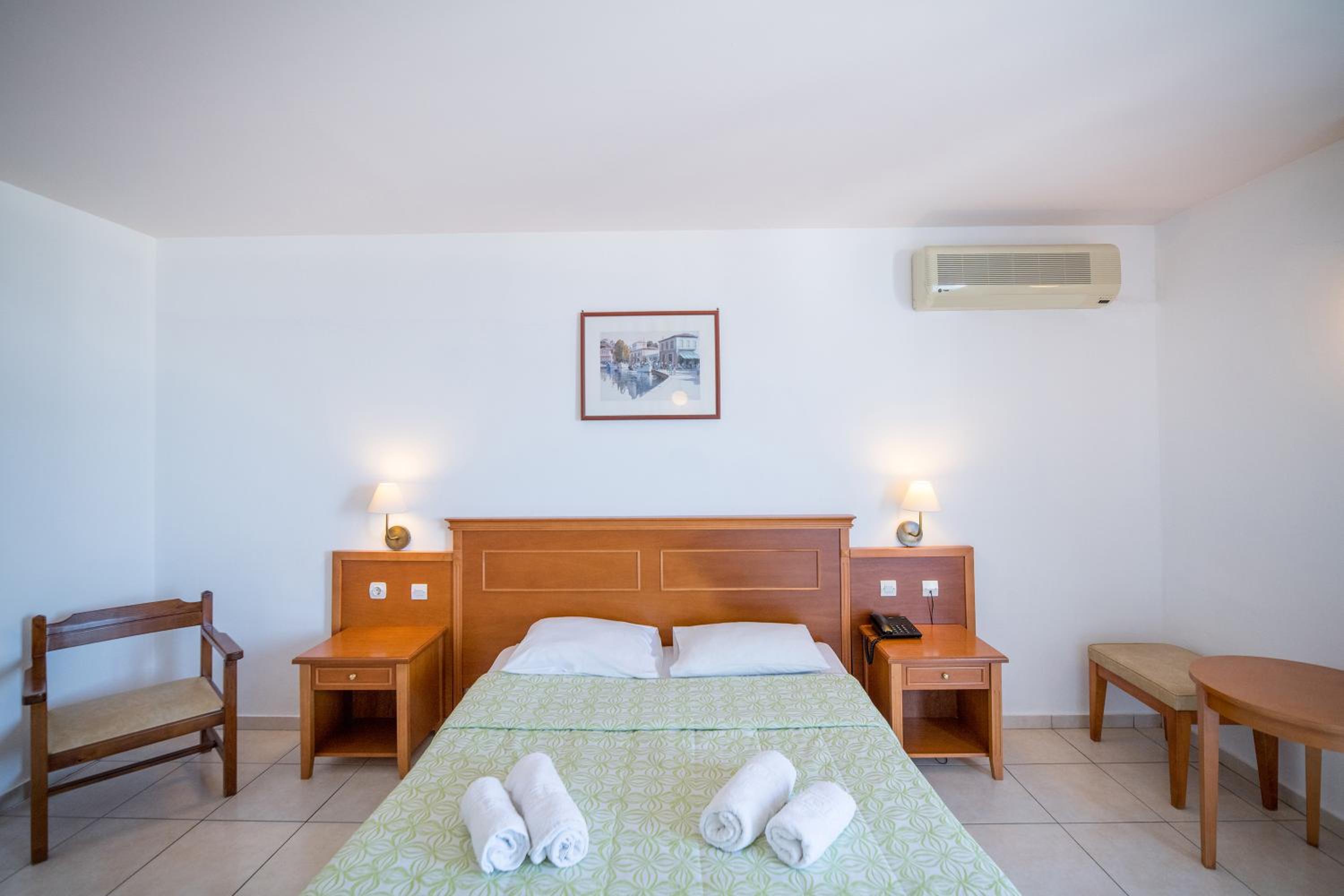 غرفة ثلاثية، Semiramis Village 4/6