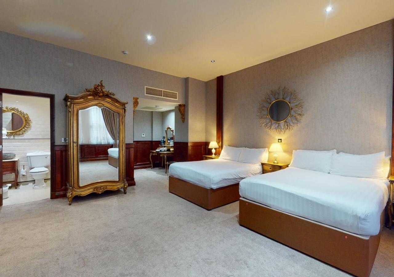 Room, Quadruple