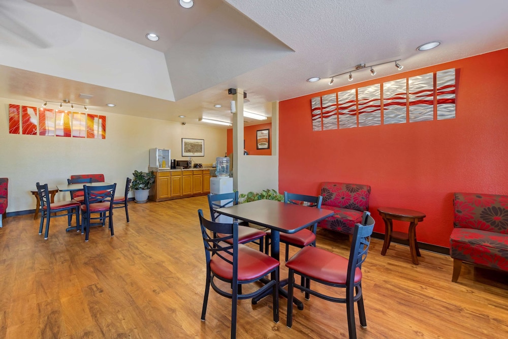 Econo Lodge Pryor 42/58