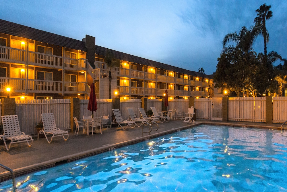 Ramada By Wyndham Costa Mesa/Newport Beach 2/38