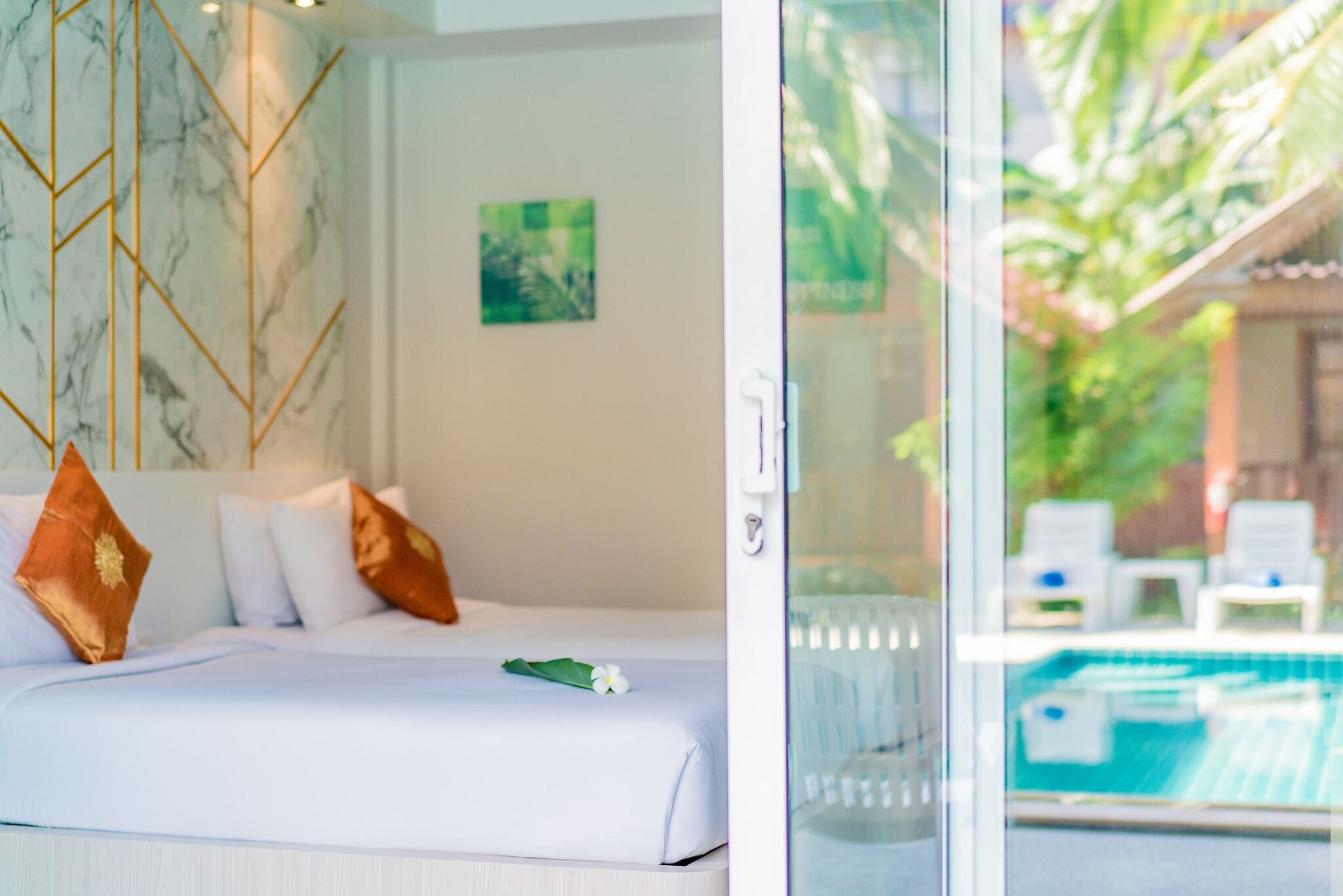 DELUXE, TWIN BEDS