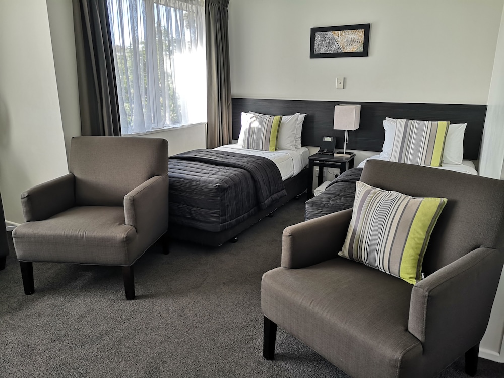 Airport Palms Motel 38/69