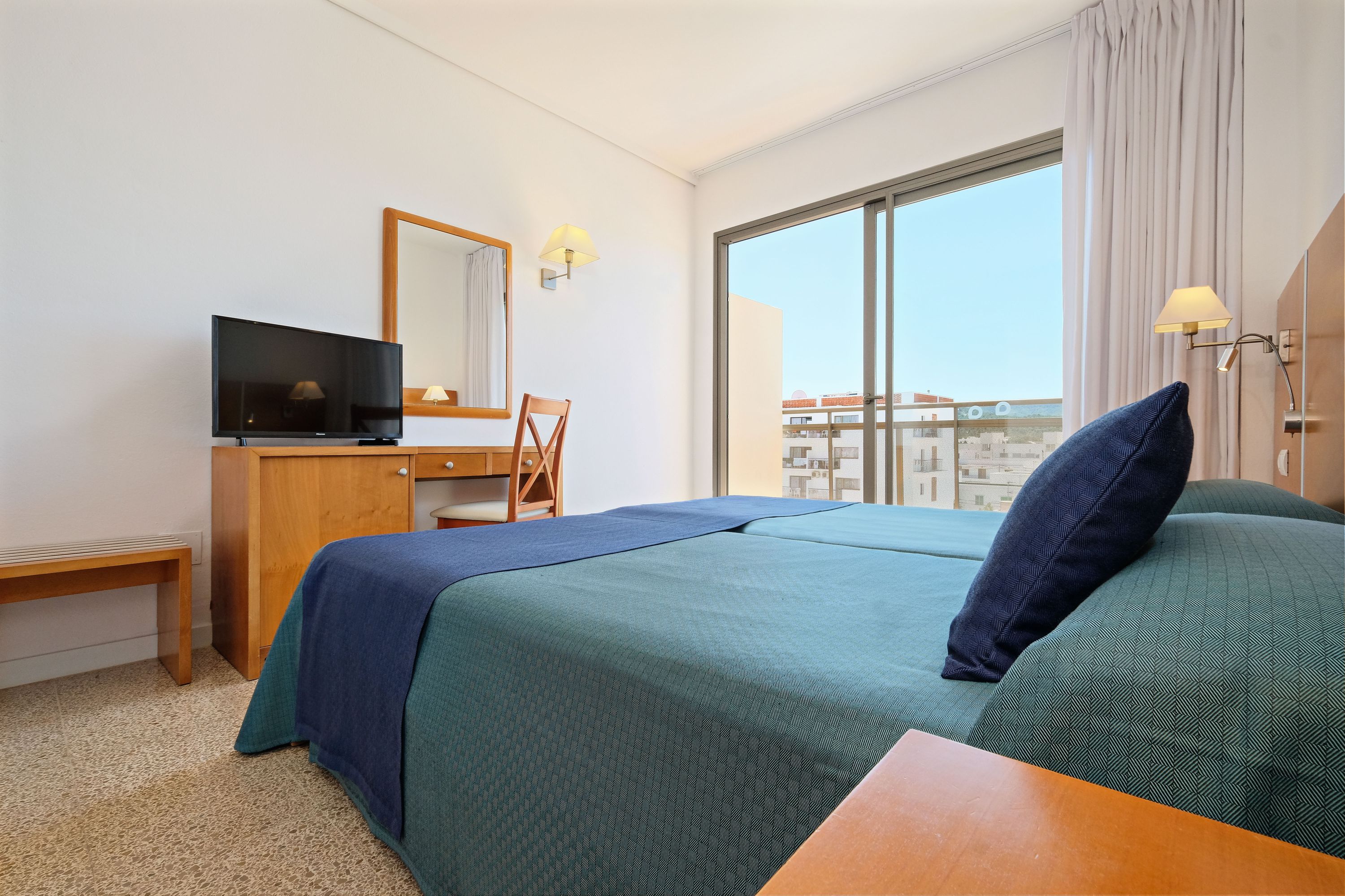 غرفة بسريرين منفصلين بإطلالة على المسبح، Azuline Hotel S Anfora and Fleming 4/4