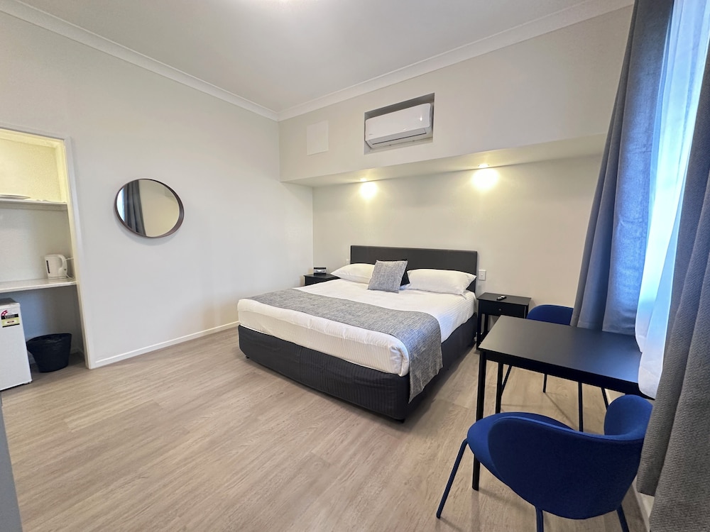 DELUXE, KING BED