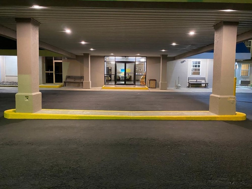 Days Inn by Wyndham Conneaut 40/47
