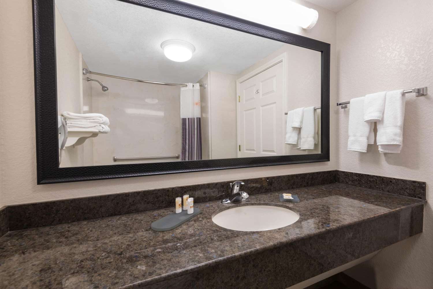 La Quinta Inn & Suites by Wyndham San Antonio Riverwalk 52/53