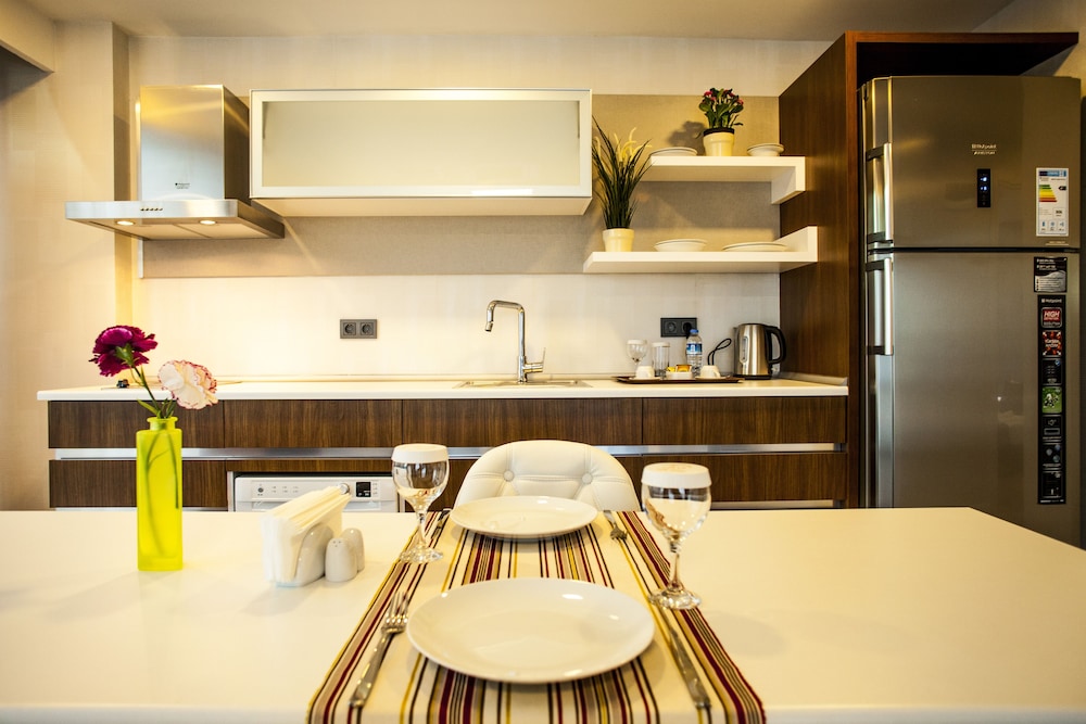LIV SUIT HOTEL 55/58