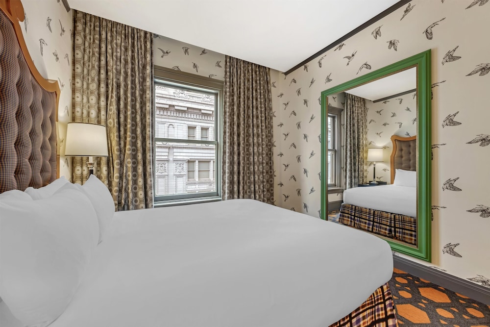 DELUXE, KING BED