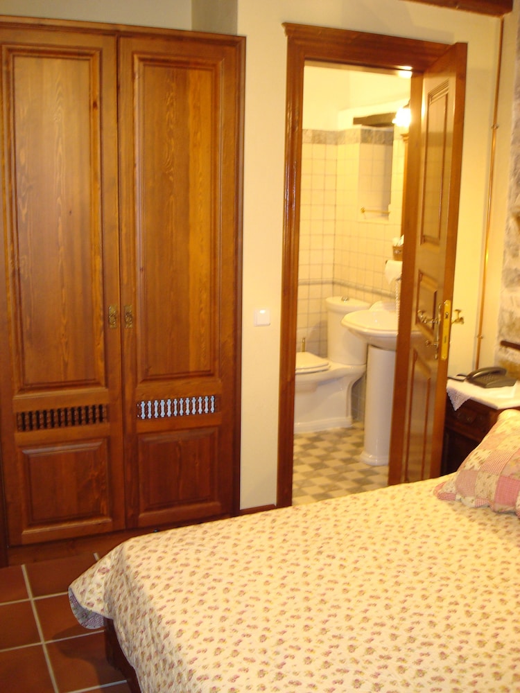 Viraggas Traditional Hotel 50/50
