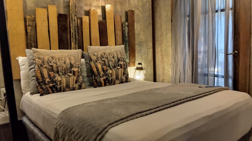 DELUXE, QUEEN BED, INTERIOR VIEW