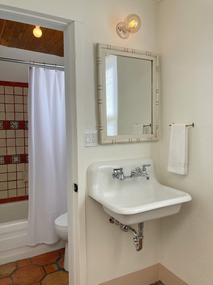 El Paradero Bed & Breakfast Inn 77/79