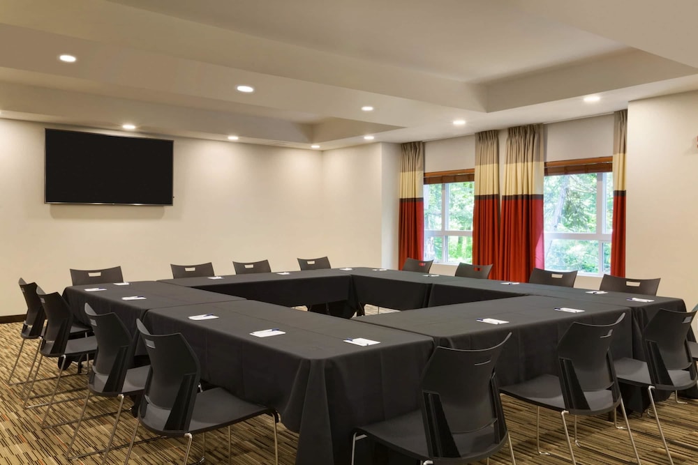 Microtel Inn & Suites by Wyndham Oyster Bay 49/56