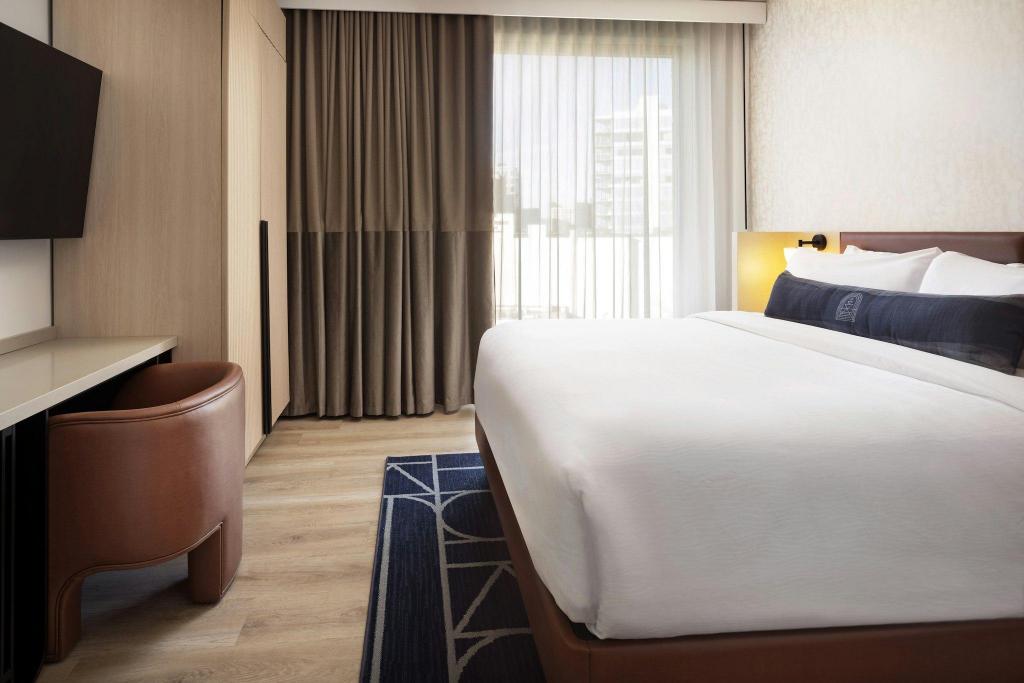 1 Bedroom, Signature, Palazzo, Suite, King Bed, Plaza View, Sofa, Corner