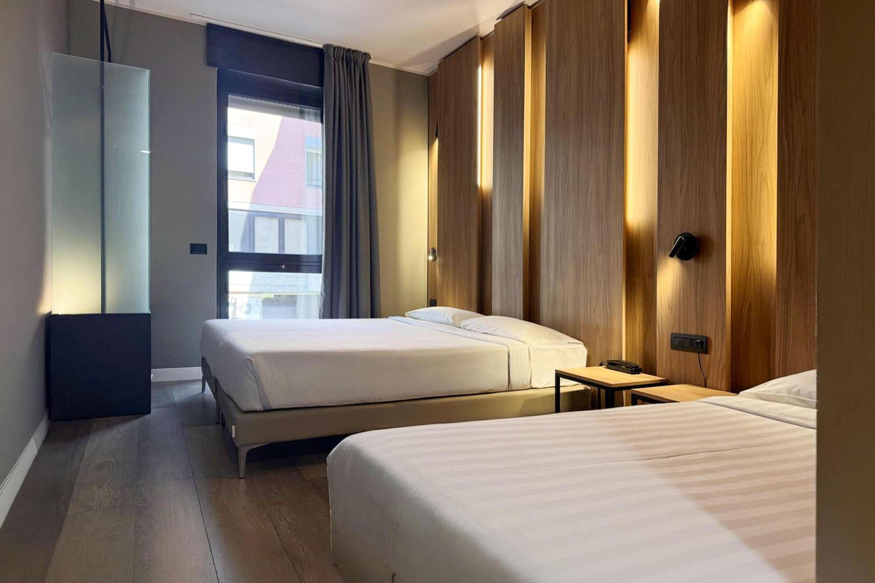 غرفة ثلاثية بسرير كوين وسرير فردي، B&B Hotel Milano Portello 7/9