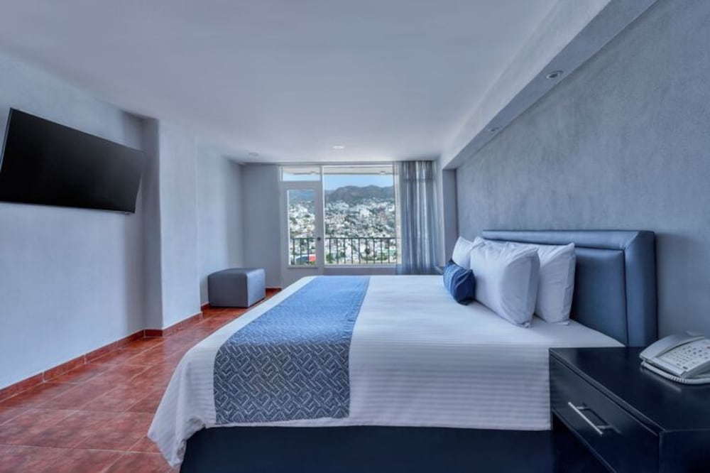 SUITE, KING BED, MOUNTAIN VIEW