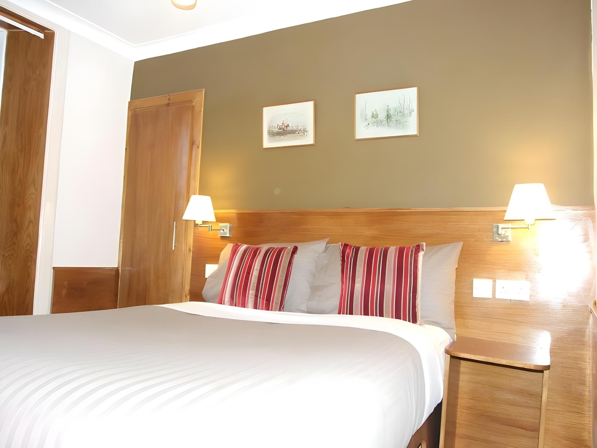 ROOM, DOUBLE BED