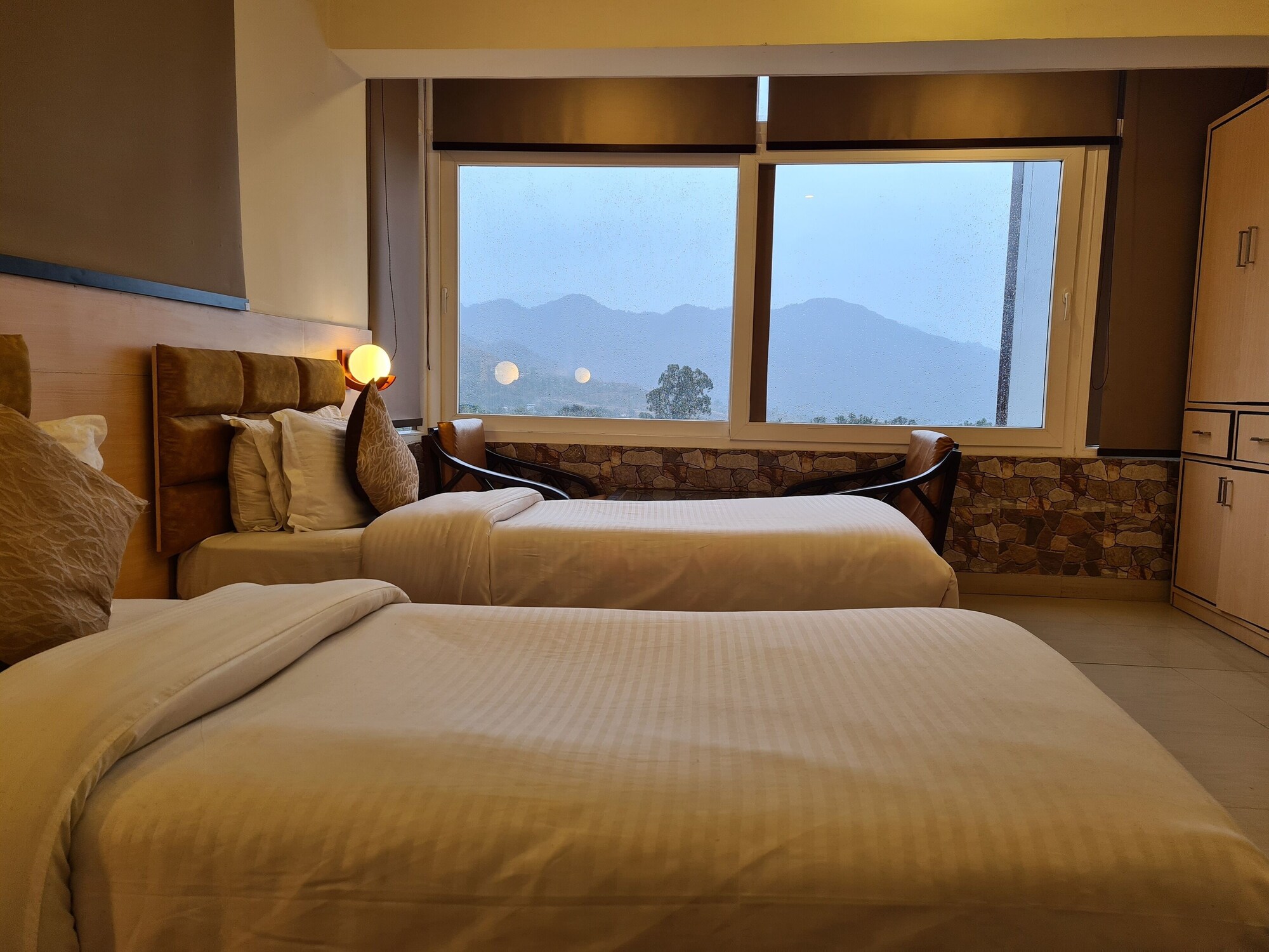 SUPERIOR, TWIN BEDS