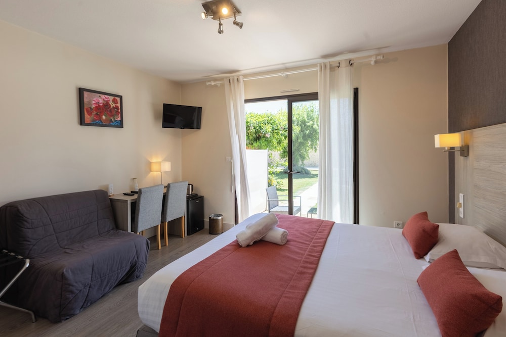 HOTEL L OUSTAL 7/50