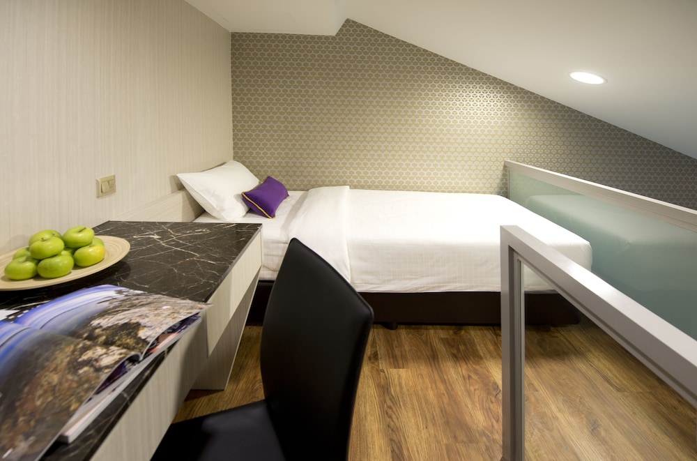V Hotel Bencoolen 33/54