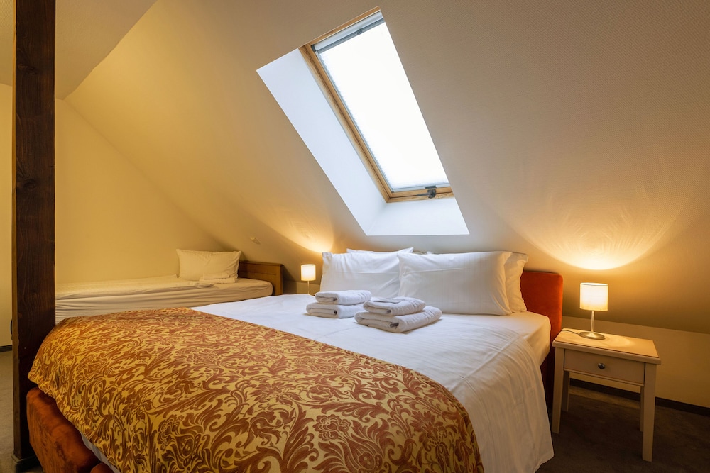 Maisonette, Apartment, 2 Queen and Twin Beds, No Balcony