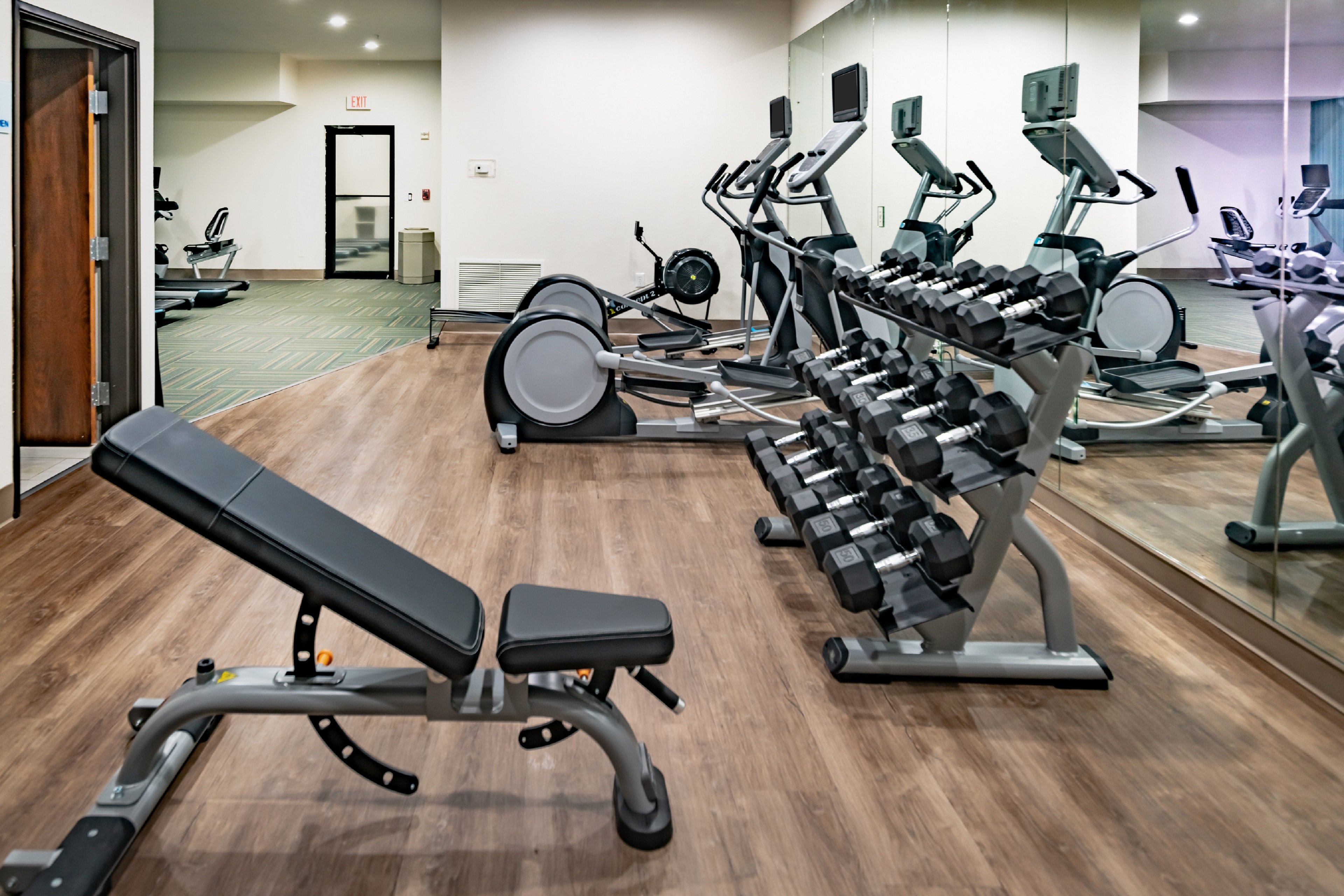 Holiday Inn Express Suites N Waco Area West 36/51